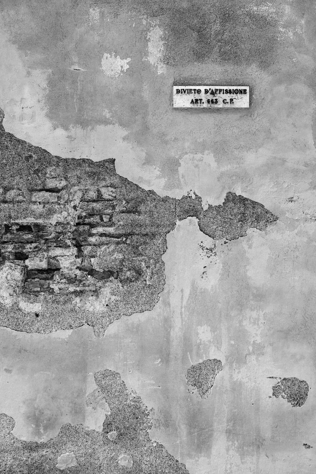 Pared desgastada con texto italiano.