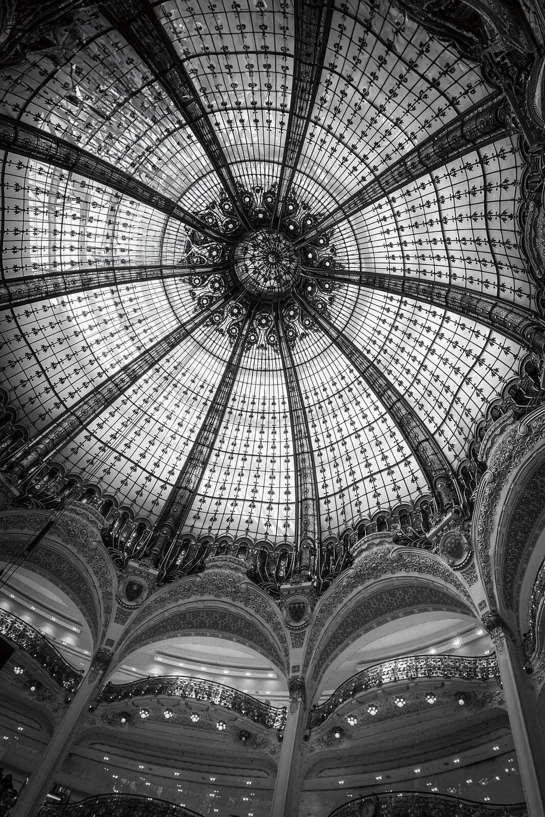 Cúpula ornamental en blanco y negro