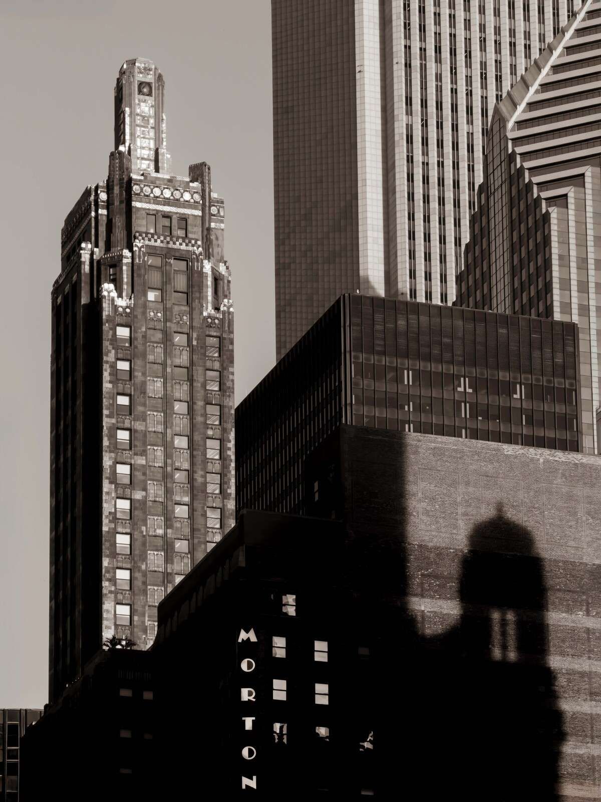Sombras entre imponentes fachadas.