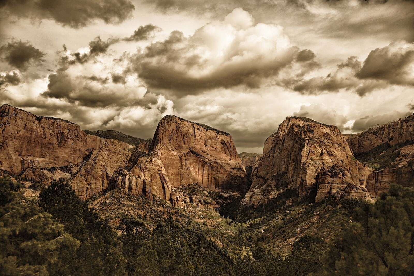 Cielo tormentoso sobre cañones rojos.