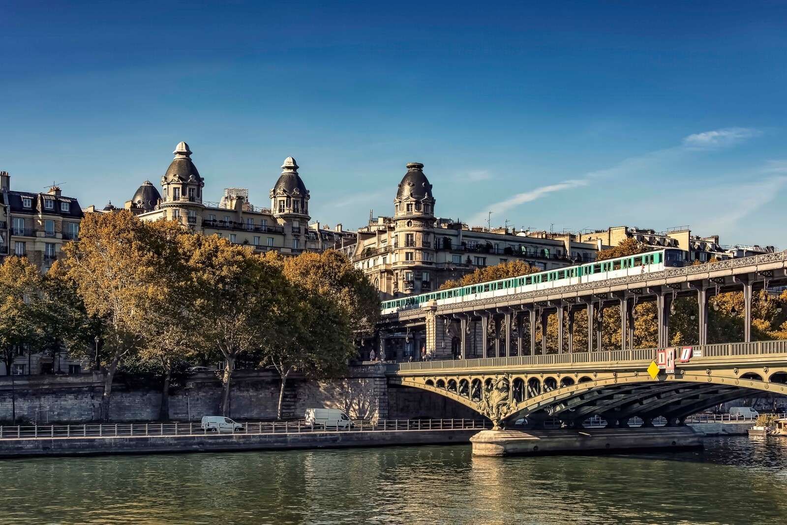 Klassieke stadspoort over de Seine