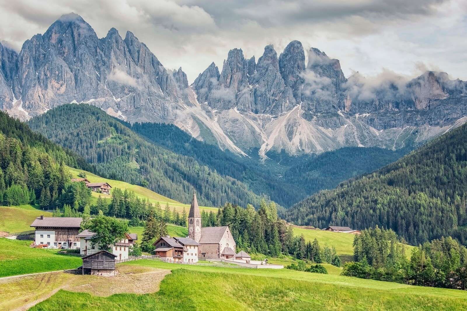 Alpendorp en el valle verde