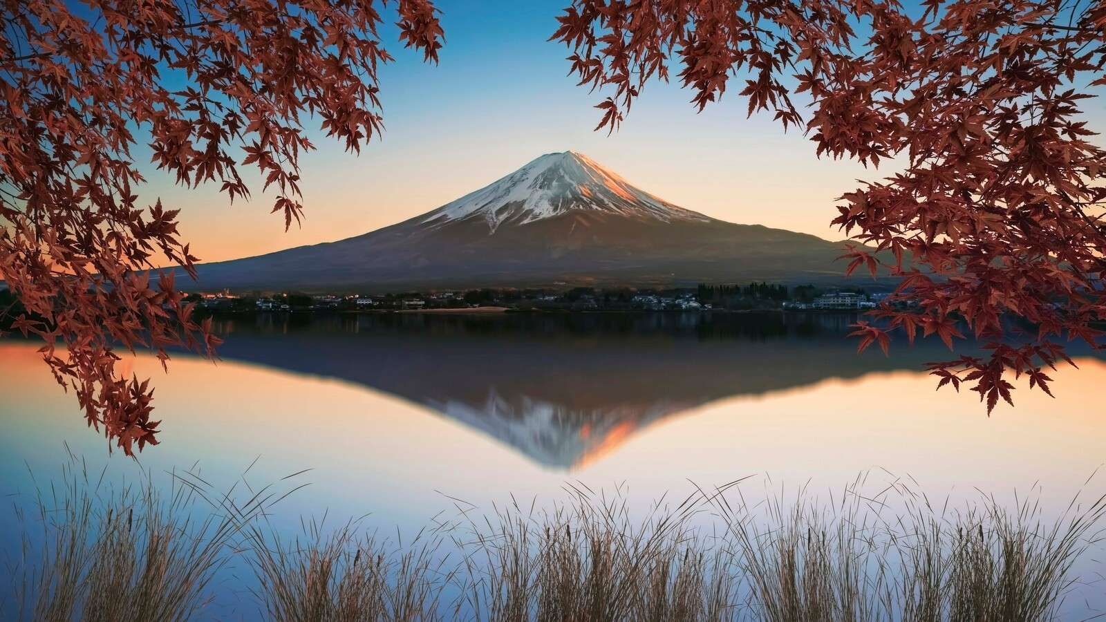 Luz de otoño sobre el lago de montaña Fuji.