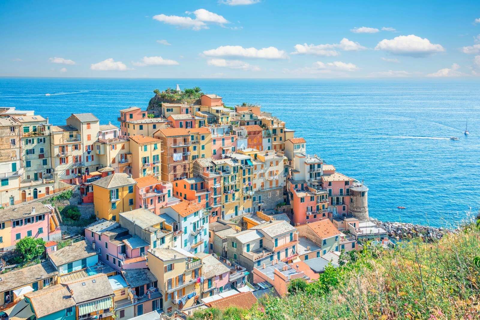 Costa pastel bajo un cielo azul azulado