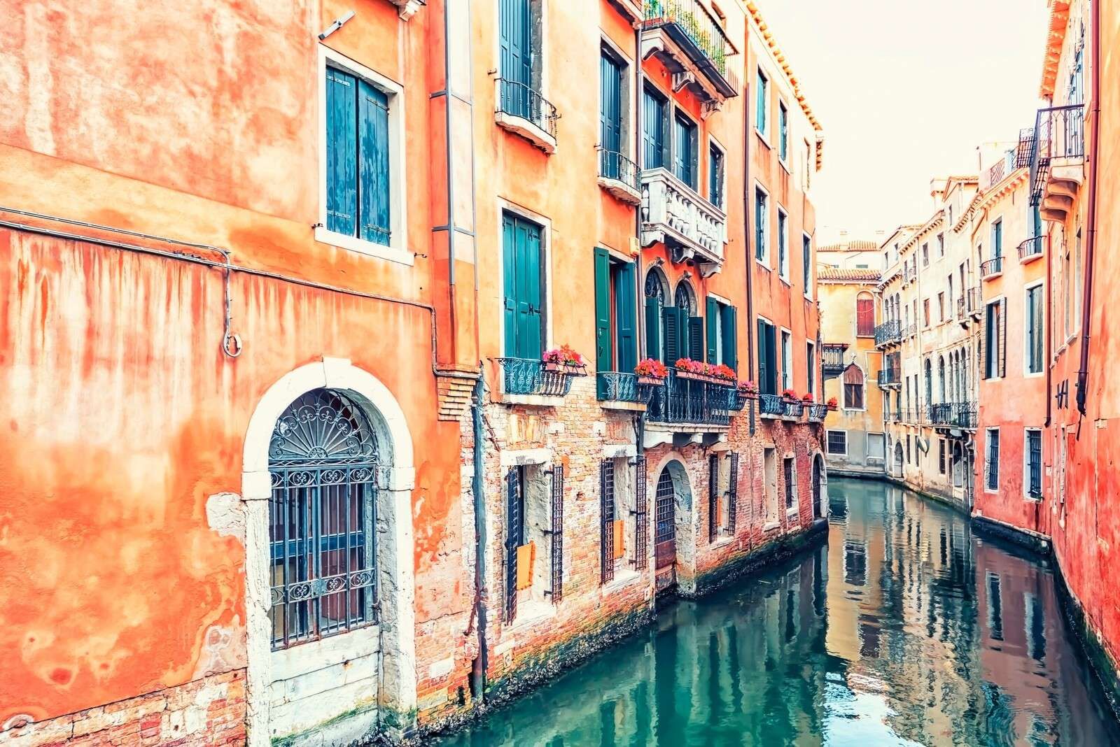 Fachadas cálidas a lo largo del canal veneciano.