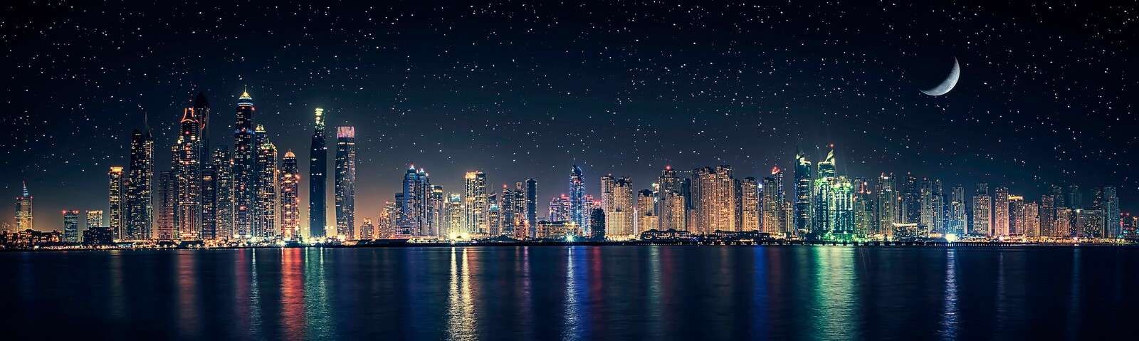 Luz de luna sobre un horizonte reluciente