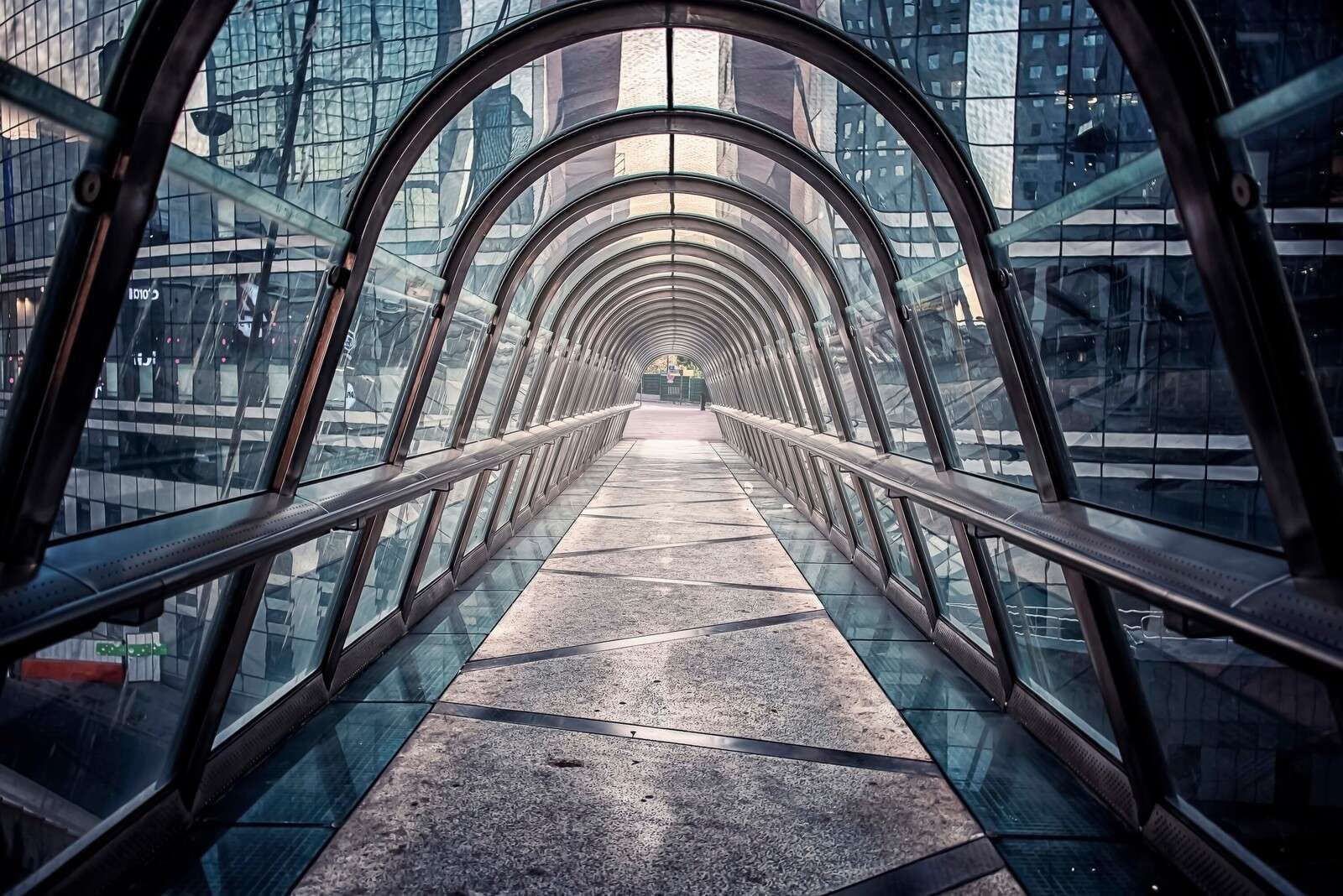 Pasarela de vidrio entre torres urbanas