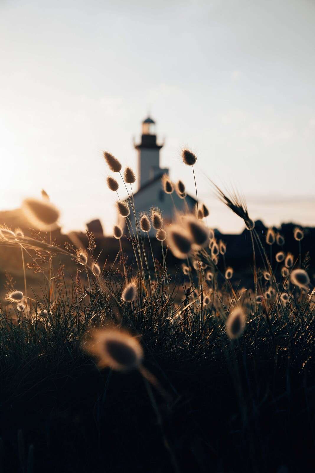 Faro en el resplandor de una tarde de verano