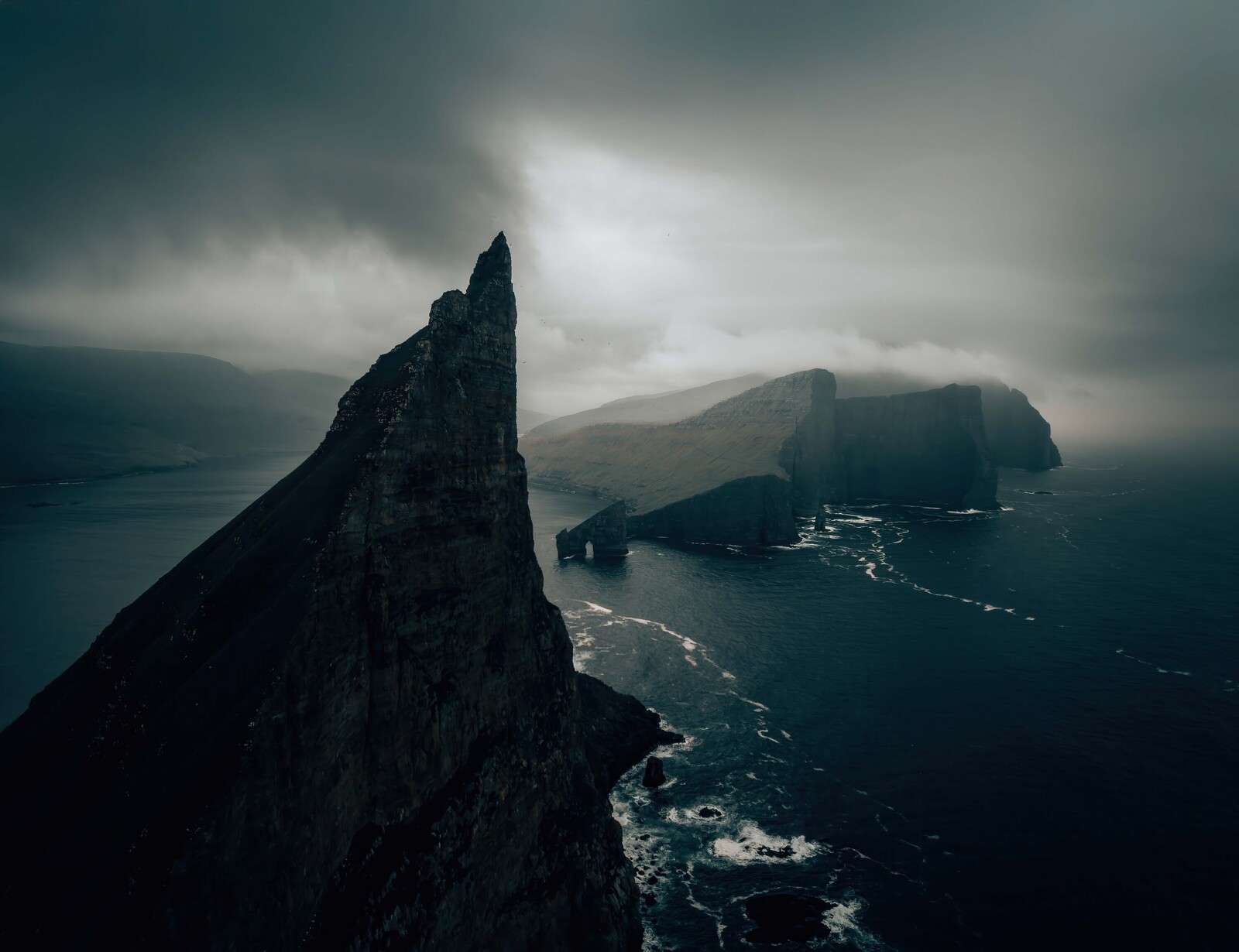 Costa rocosa en luz de niebla