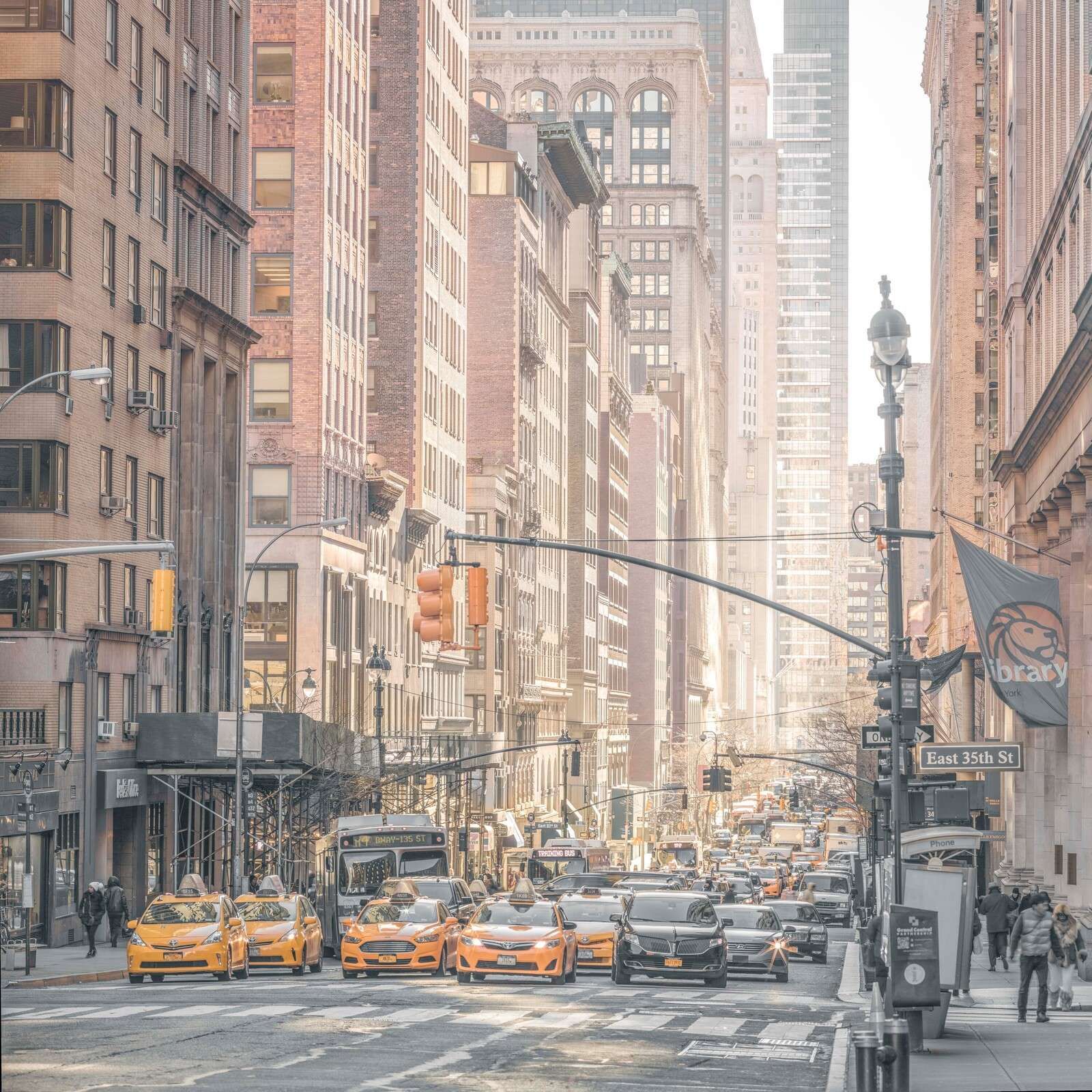 Calle urbana concurrida con taxis amarillos