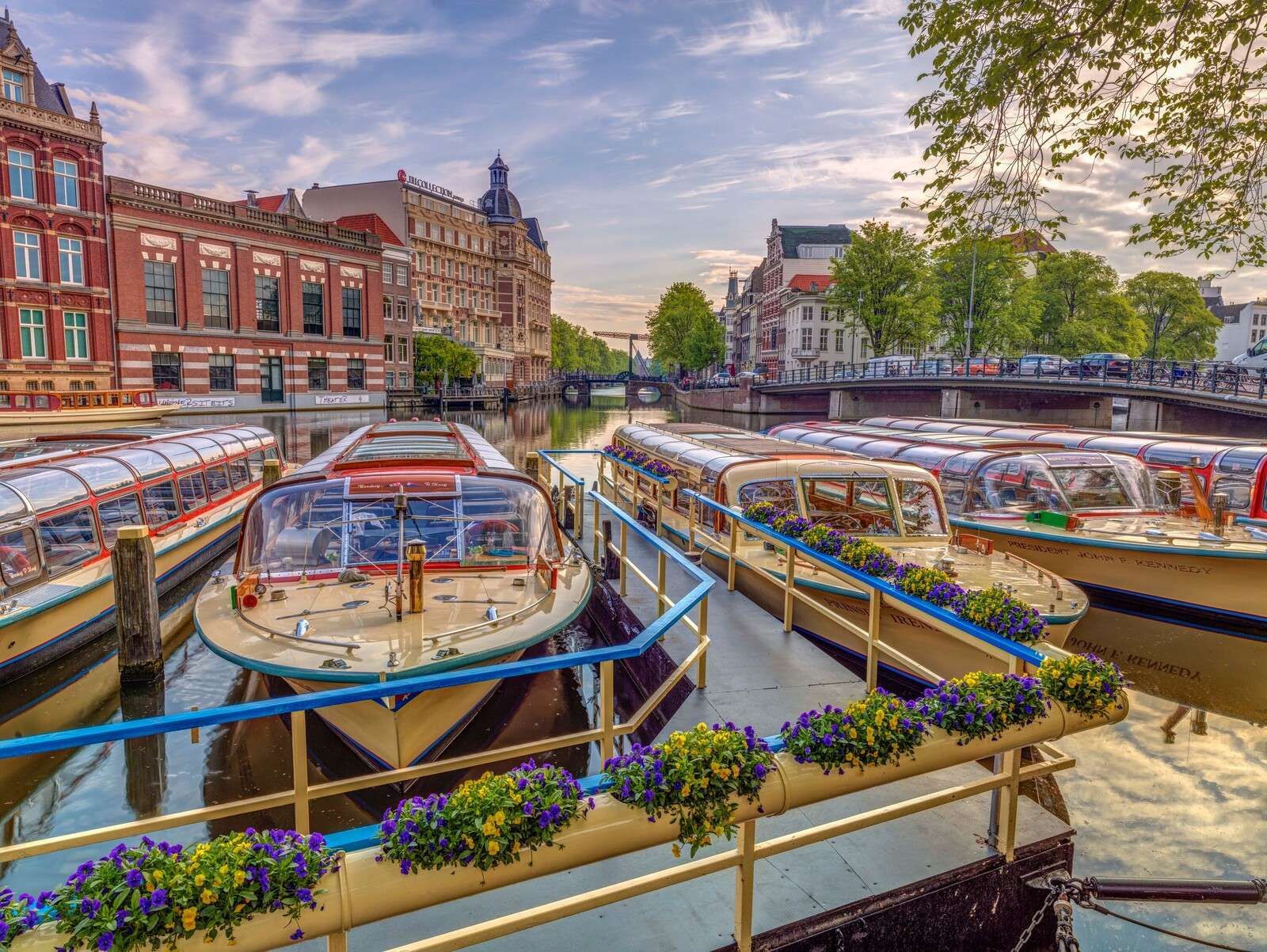 Barcos turísticos por el canal de la ciudad