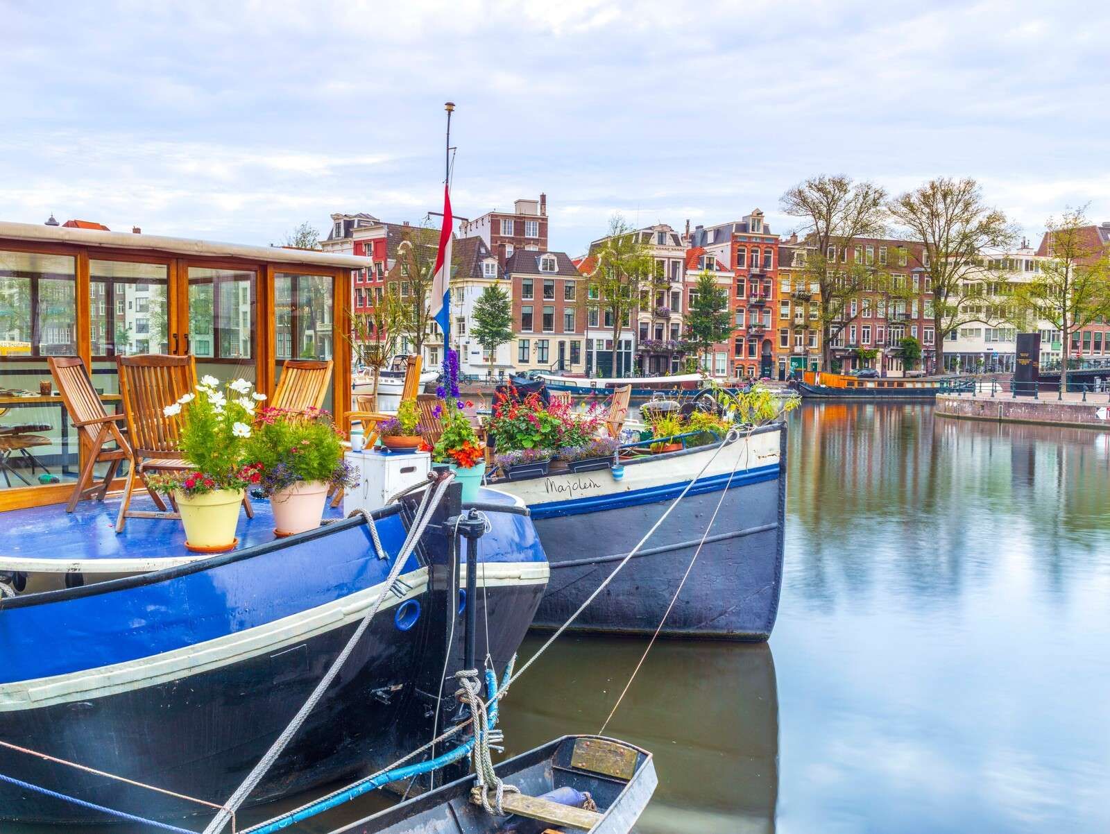 Casas flotantes en un tranquilo canal de la ciudad