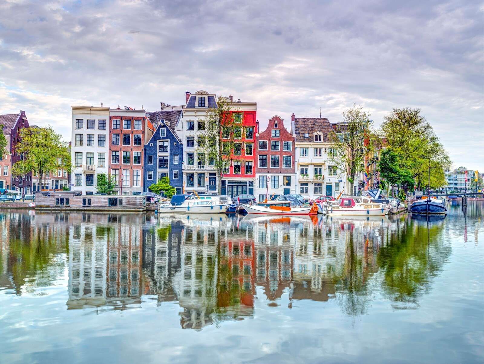 Casas de canal coloridas junto al agua
