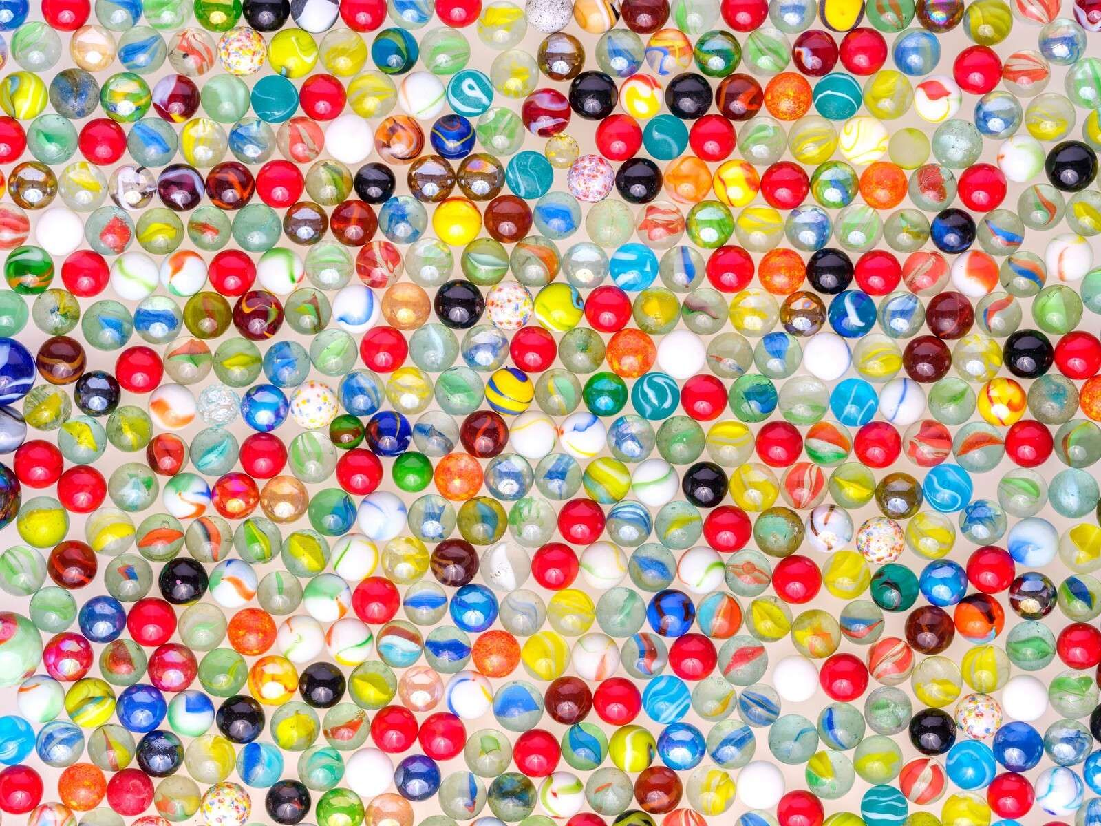 Patrones de canicas de vidrio de colores