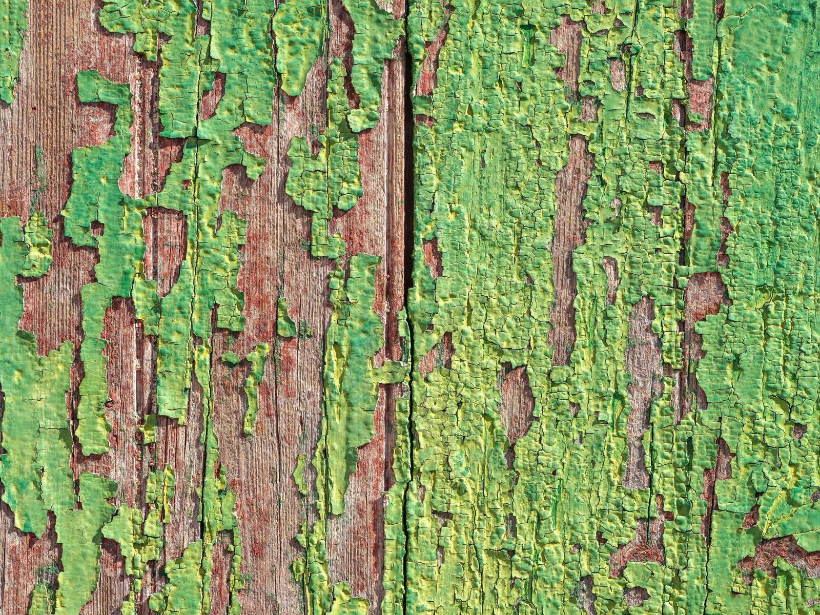 Madera desgastada con una capa de pintura verde
