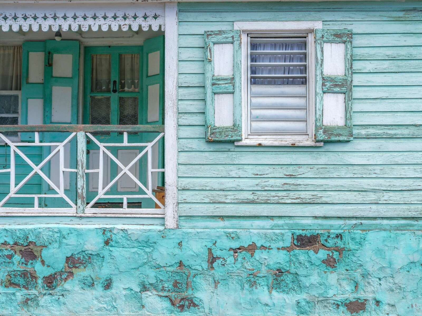 Fachada de casa de madera turquesa