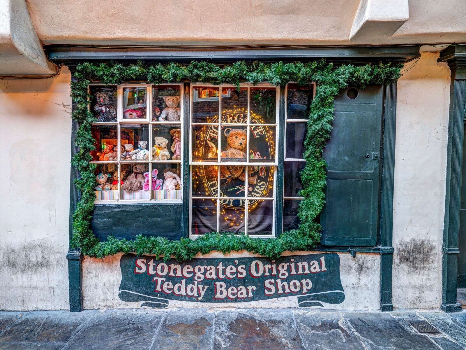 Tienda nostálgica de osos de peluche con adornos navideños