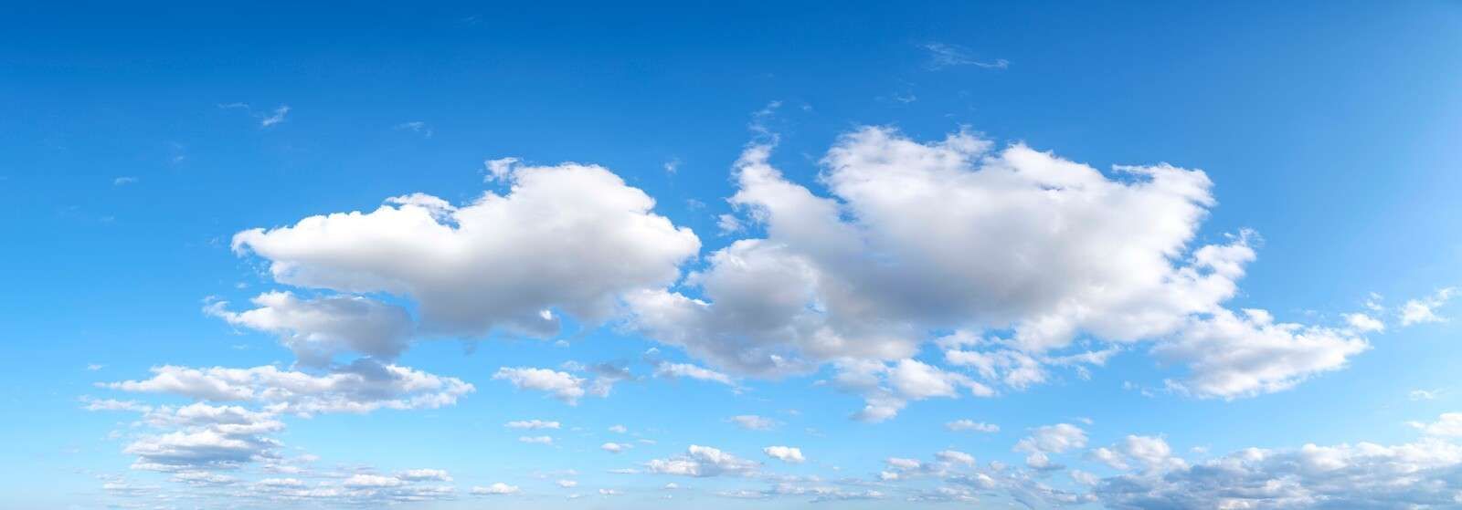 Nubes blancas en un cielo azul