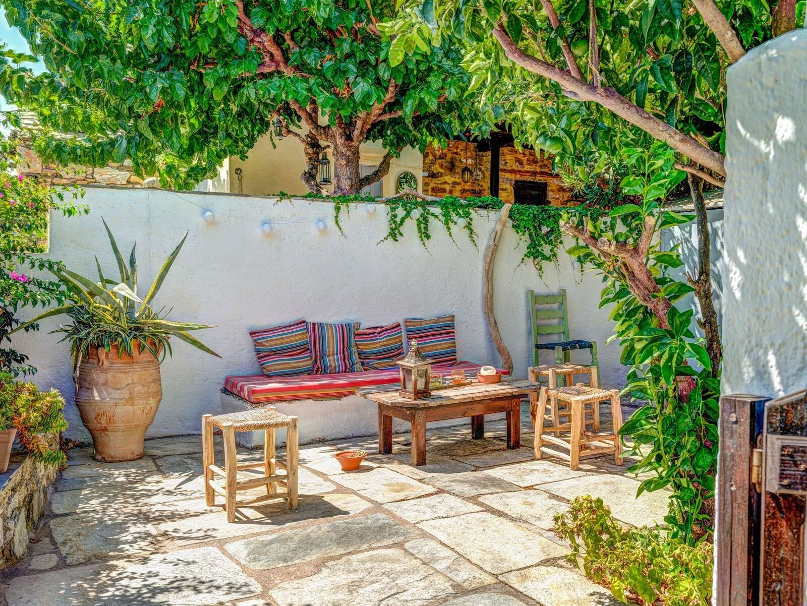 Patio mediterráneo con cojines de colores