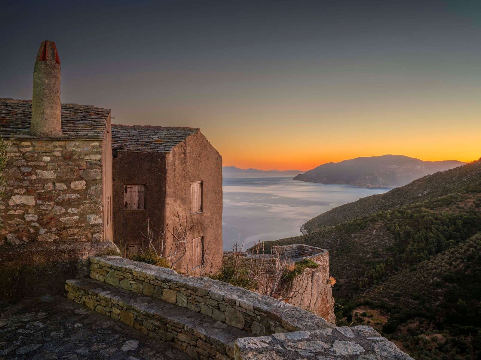 Pueblo costero de piedra junto al mar al atardecer