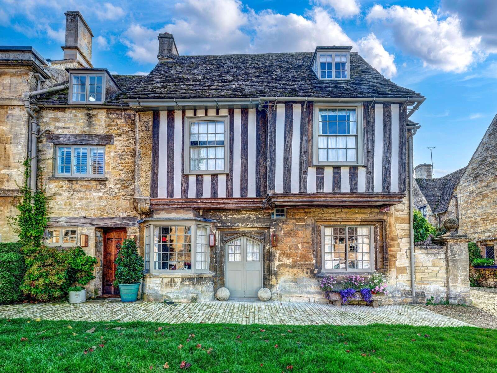 Casa histórica de entramado de madera con fachada de piedra