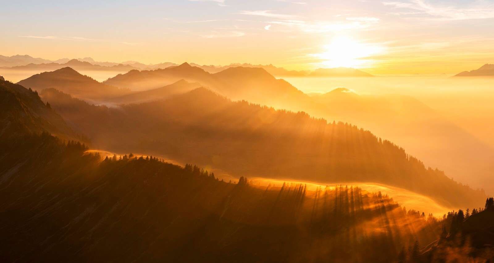 Rayos del sol sobre un paisaje monta√±oso