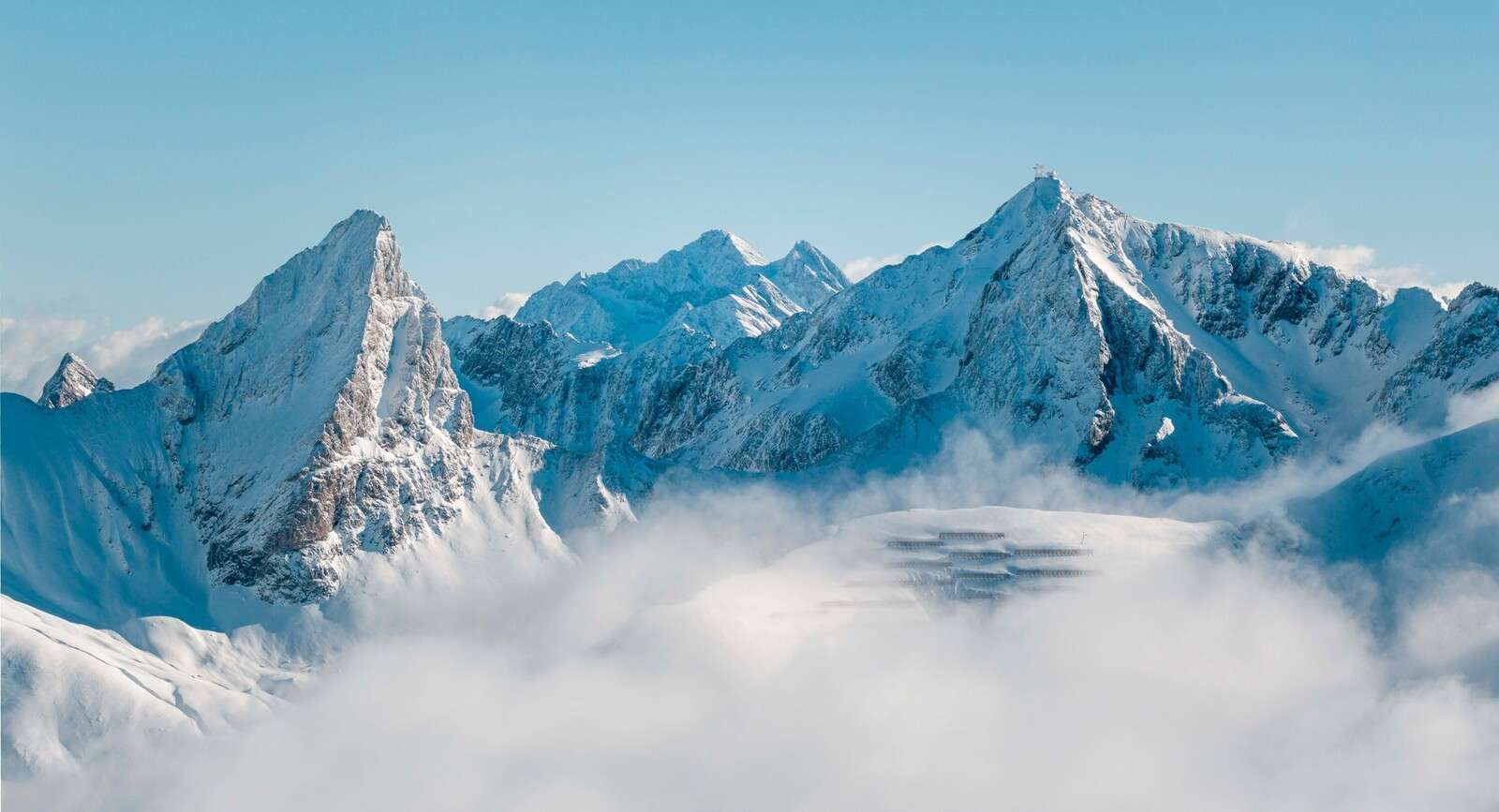 Picos monta√±osos nevados en la niebla