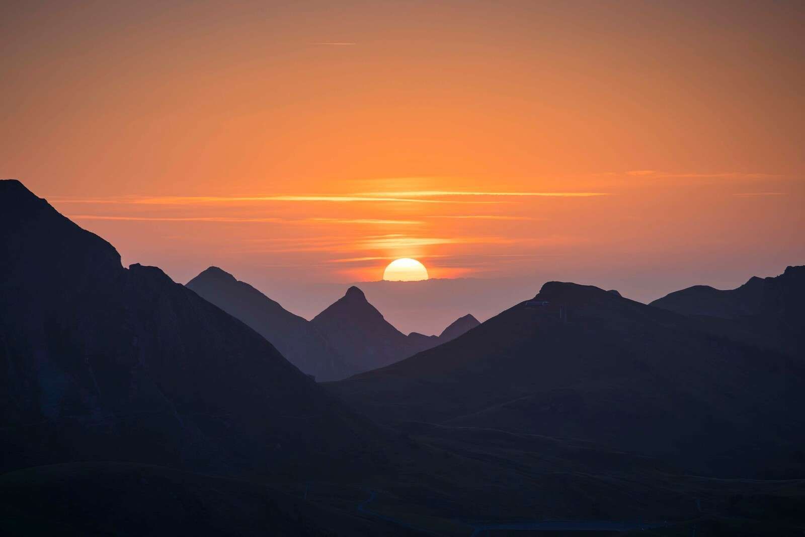 Puesta de sol entre cumbres