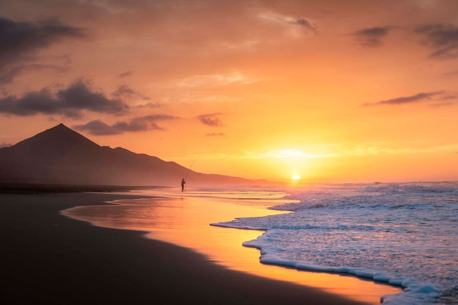 Playa de pescadores al atardecer