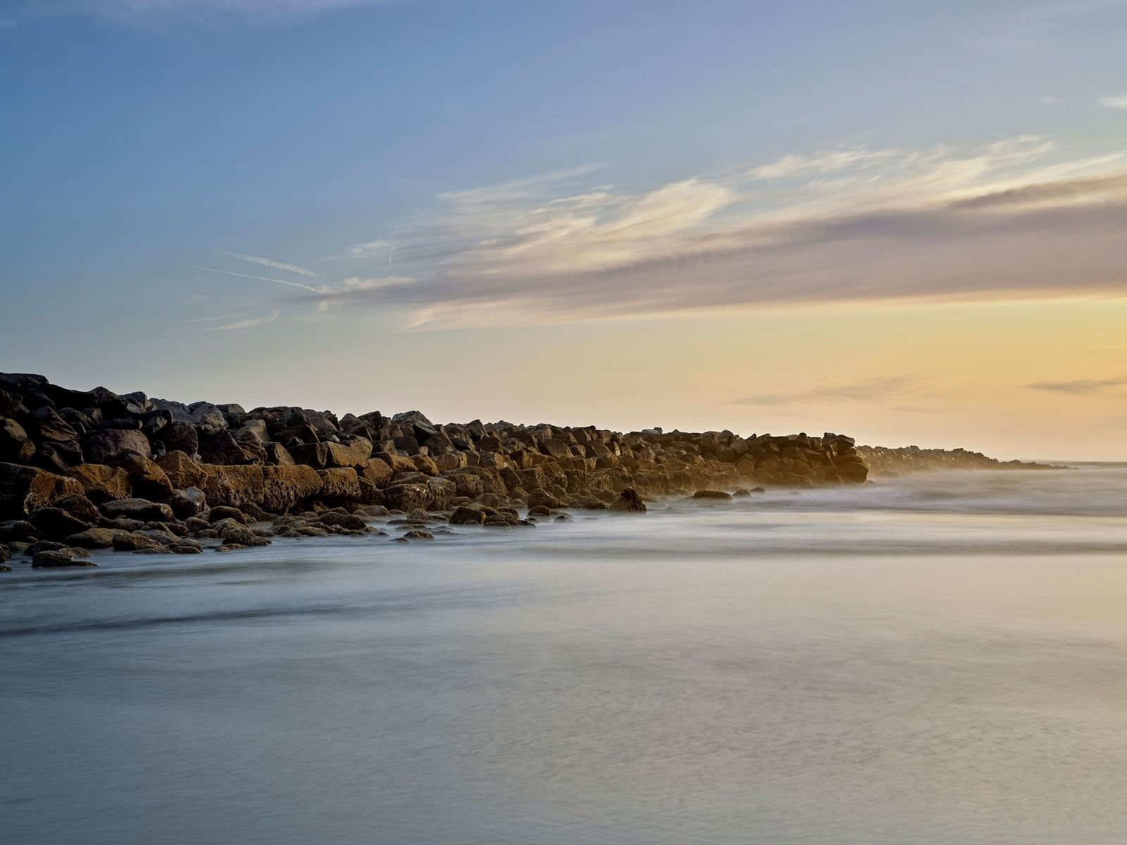 Grandes piedras en la playa main product photo