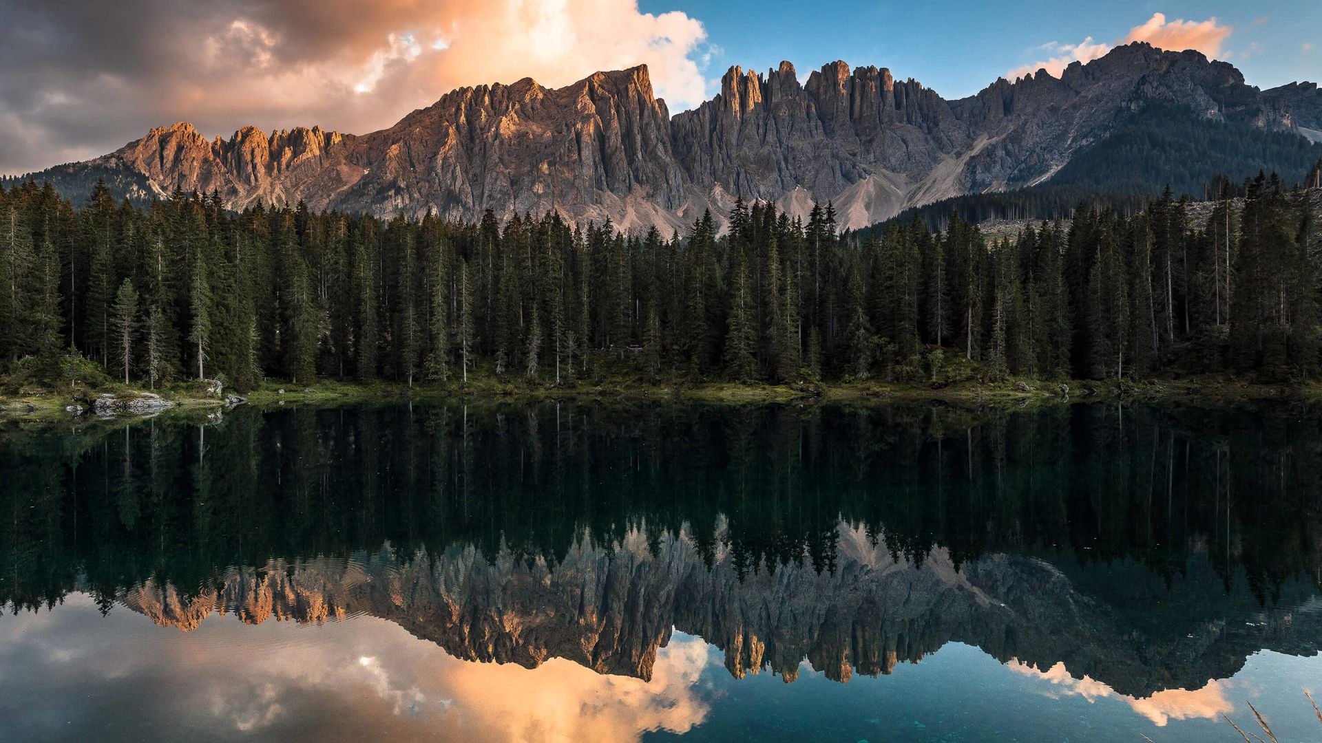 Puesta de sol en el lago Carezza main product photo