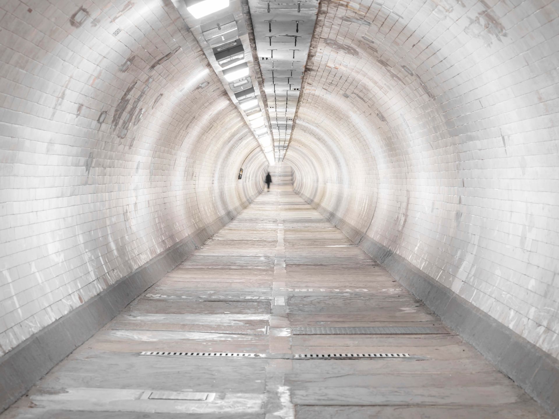 Túnel subterráneo main product photo
